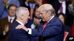 Le président Donald Trump présente l'ancien général des Marines, James Mattis, désigné comme le futur secrétaire à la Défense, lors d’un rassemblement à Fayetteville, N.C., 6 décembre 2016.