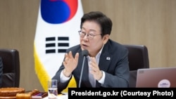资料照片：韩国总统李在明2025年7月29日在国务会议上讲话。