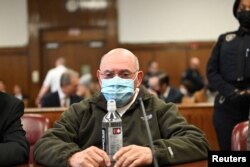 前特朗普集团首席财务官韦塞斯贝格在纽约市曼哈顿区的纽约州最高法院出庭听候量刑裁决。(2023年1月10日)