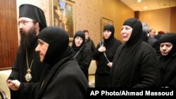 کشیش عزیز، متولد عراق است و اسیر داعش بود. 