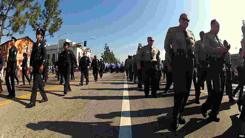 洛杉矶县市警察都组队参加游行（美国之音国符拍摄）