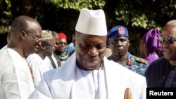 Yayha Jammeh accueille le président nigérian à Banjul, en Gambie, le 13 janvier 2017.