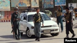 3일 아프가니스탄 경찰관들이 쿤두즈 도심을 순찰하고 있다.