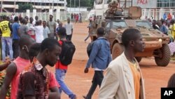 Des soldats de maintien de la paix patrouillent à Bangui, le 30 septembre 2015. (AP Photo)