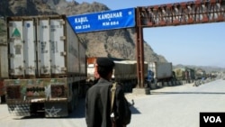 Penjaga perbatasan Pakistan-Afghanistan melarang truk NATO melintasi daerah Khyber (foto: dok). Perundingan mengenai pembukaan kembali rute pasokan NATO di wilayah Pakistan mengalami kemacetan.