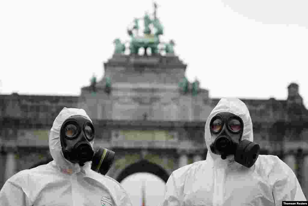 벨기에 브뤼셀에서 군인들이 신종 코로나바이러스 보호 장비를 입고 방역 작업에 나섰다. 