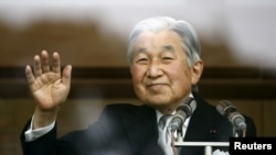 Kaisar Jepang Akihito melambaikan tangan pada warga yang berkumpul di Istana Imperial untuk merayakan ulang tahunnya yang ke-82, 23 Desember 2015. (Reuters/Thomas Peter)