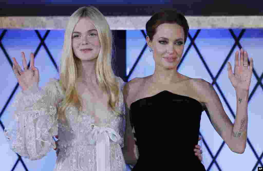 Aktris Angelina Jolie dan Elle Fanning dalam pemutaran perdana film &quot;Maleficent&quot; di Tokyo, Jepang.