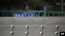 Seorang polisi militer berjaga di Kedutaan Besar Jepang di Beijing, China. (Foto: dok.)