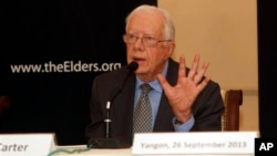 Mantan presiden AS Jimmy Carter memberikan keterangan kepada para wartawan dalam jumpa pers di Strand Hotel, Rangoon (26/9). 