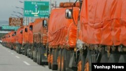 지난 2007년 7월 한국 정부가 지원키로 한 대북 식량차관 중 일부인 쌀 1천500을 실은 트럭 60대가 북한으로 이동하기 위해 도라산 남북출입사무소에 들어서고 있다.