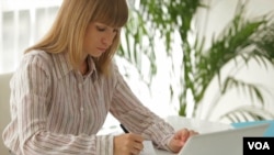  共鸣项目着眼美中双语作家（美国之音国符提供）