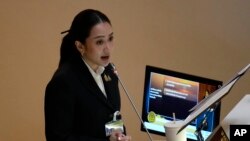 ນາຍົກລັດຖະມົນຕີໄທ ທ່ານນາງ ແພທອງທານ ຊິນນະວັດ ກ່າວຖະແຫຼງການກ່ຽວກັບນະໂຍບາຍ ຢູ່ທີ່ຫໍລັດຖະສະພາໃນບາງກອກ, ປະເທດໄທ, ວັນພະຫັດ ທີ 12 ກັນຍາ 2024. (AP Photo/Sakchai Lalit)