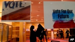 资料照片-一名女士在堪萨斯州奥弗兰公园橡树园商城提前投票。（2020年10月17日）