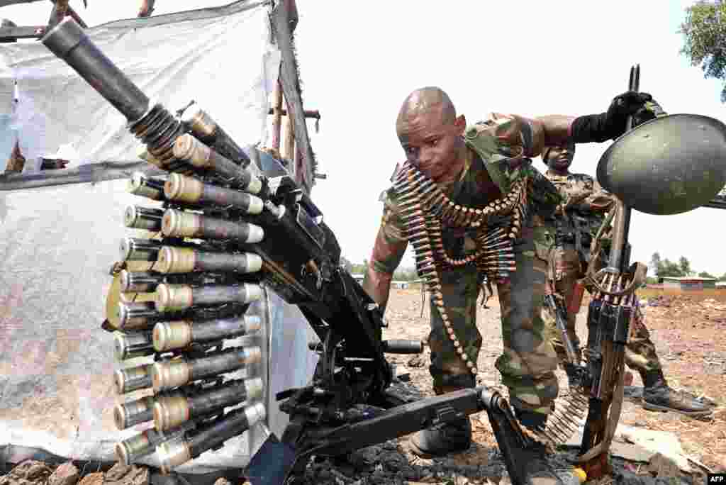 Seorang prajurit dari pasukan pemerintah Kongo membawa senapan mesin siaga di garis depan di kota Kanyaruchinya, 15 km dari kota Goma, Republik Demokratik Kongo.