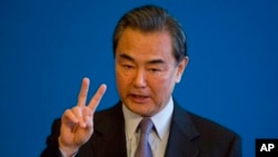 在中国与拉美国家举行了为期两天的会议后，中国外长王毅在钓鱼台国宾馆的记者会上讲话。（2015年1月9日）