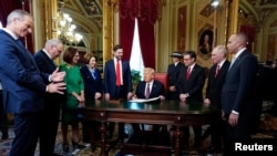 Трамп подписывает указы