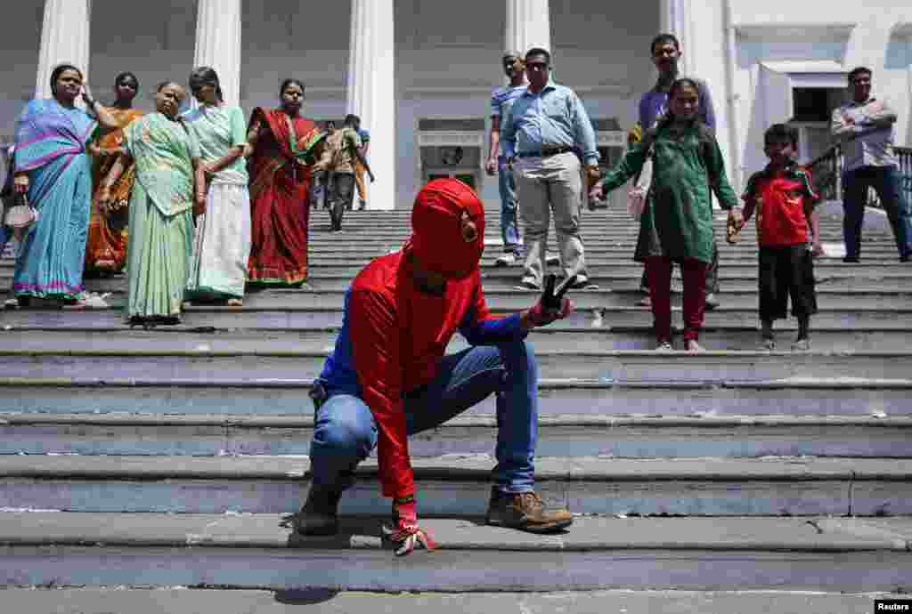 Gaurav Sharma, seorang calon independen yang juga dikenal sebagai Spider Man India, tiba untuk mengajukan pencalonan dirinya dalam pemilihan umum mendatang di Mumbai. India akan mengadakan pemilihan umum dalam sembilan tahap antara 7 April dan 12 Mei. &nbsp;