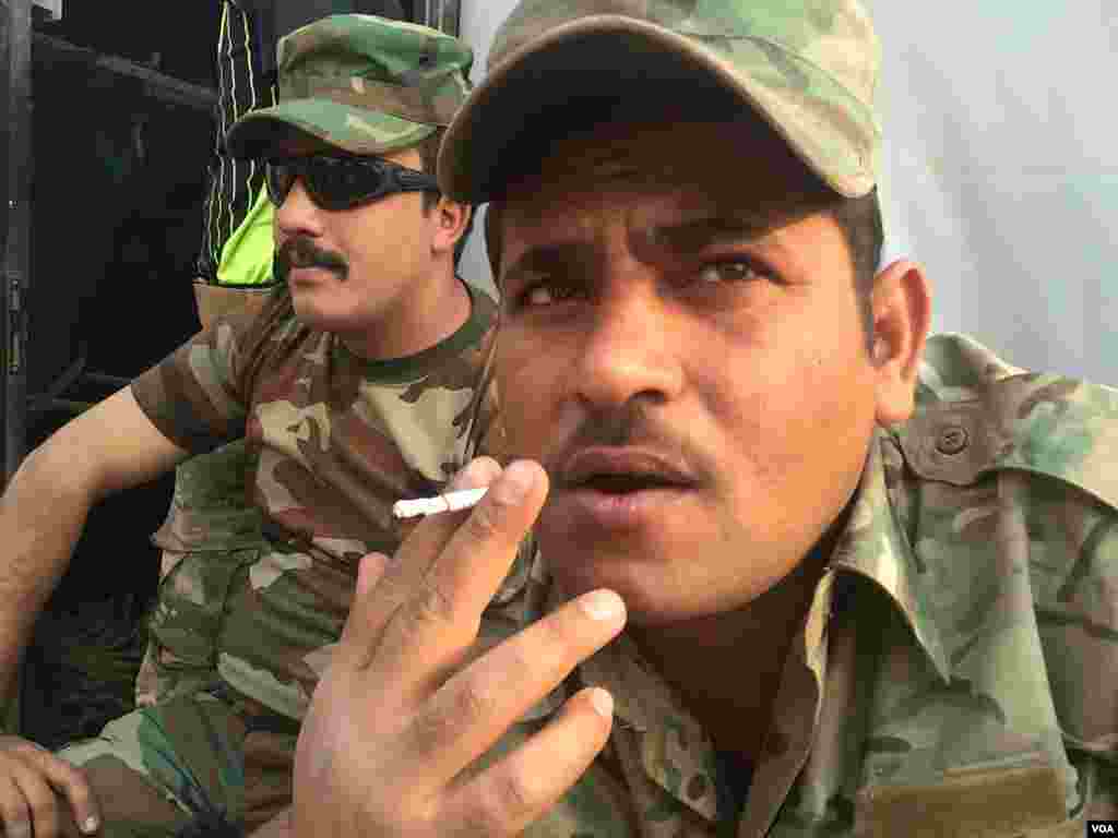 Tentara-tentara Irak beristirahat di pangkalan tak jauh dari Mosul, di kamp yang bulan lalu masih dikuasai kelompok Negara Islam (ISIS) dekat Qayyarah, Irak (24/10). (VOA/H. Murdock)