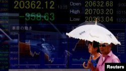 12일 일본 도쿄 거리에 닛케이 평균주가를 보여주는 전광판이 걸려있다. 중국 위안화 평가절하의 영향으로 닛케이 평균주가가 전날 대비 1.58% 하락했다.