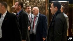 차기 미국 노동부 장관으로 지명될 것으로 예상되는 패스트푸트 체인 CKE의 앤드류 퍼즈더 최고경영자(가운데)가 7일 트럼프 타워를 떠나고 있다.