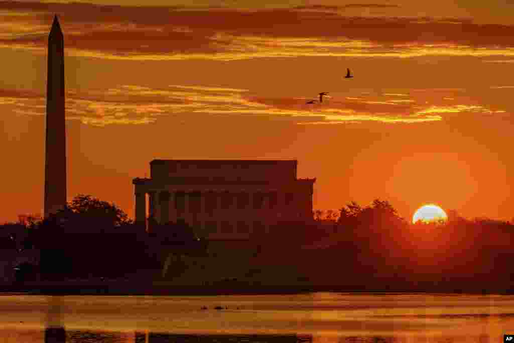 ព្រះអាទិត្យ​រះ​នៅ​ក្បែរ​​វិមាន​រដ្ឋធានី​វ៉ាស៊ីនតោន​និង​ Lincoln Memorial តាម​ដងទន្លេ​ Potomac River រដ្ឋធានី​វ៉ាស៊ីនតោន។