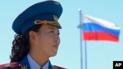 지난해 9월 러시아-북한 철도 개통식에서 북한측 축하악단 뒤로 러시아 국기가 보인다.