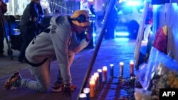 2025年1月2日，一名男子在路易斯安那州新奥尔良波旁街设立的纪念碑前表达悼念。美国​​联邦调查局周四表示，一名效忠伊斯兰国圣战组织的美国陆军老兵很可能是单独行动，他驾驶卡车袭击了新奥尔良新年狂欢人群，造成至少14 人死亡，数十人受伤。