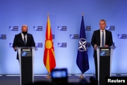 北约秘书长斯托尔滕贝格与北马其顿总理科瓦切夫斯基在布鲁塞尔联合举行记者会。(2022年2月3日)