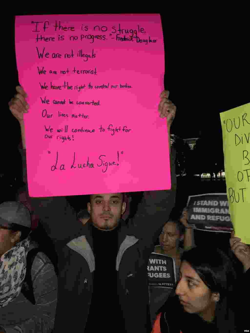 បាតុករ​ធ្វើ​ការ​ដើរ​ដង្ហែក្បួន​នៅ​ពី​មុខ​អគារ​ Trump Tower ក្នុង​ក្រុង Chicago ស្រប​ពេល​ដែល​ពួកគេ​ធ្វើ​ការ​តវ៉ា​ប្រឆាំង​នឹង​ការ​ជាប់ឆ្នោត​របស់​លោក​ដូណាល់ ត្រាំ​ជា​ប្រធានាធិបតី។