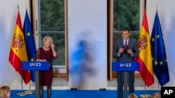 欧盟主席冯德莱恩与西班牙首相桑切斯2023年7月3日在马德里的记者会上。（图片来自美联社）