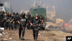 Pasukan keamanan Mesir menindak dua aksi duduk pro-Morsi di sebelah timur kota Nasr, Kairo, Mesir, Rabu (14/8). 