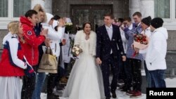 俄罗斯自由式滑雪运动员丹斯奇科夫与俯式冰撬运动员波利提斯娜在萨哈林岛的南萨哈里斯克登记结婚。丹斯奇科夫将参加平昌冬奥会。波利提斯娜没有受邀参加本届冬奥。（2018年2月14日）