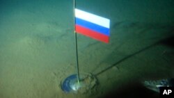 러시아 소형 잠수함이 북극 해저에 러시아 국기를 꽂았다. 지난 2007년 러시아 북극해 탐험가 단체가 공개한 사진.