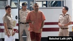 Atris Hussein (tengah), pemegang dua kewarganegaraan Lebanon dan Swedia, tiba di pengadilan kriminal di Bangkok, Thailand, Rabu (18/9).
