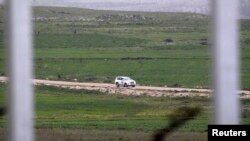 Sebuah kendaraan PBB memasuki desa Jamla untuk menjemput anggota pasukan perdamaian yang ditahan pemberontak. 