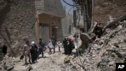 29일 이라크 모술 구시가지의 주민들이 정부군과 이슬람 무장단체 ISIL간 교전을 피해 달아나고 있다. 