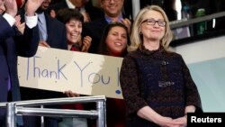Mantan Menteri Luar Negeri AS Hillary Clinton mendapat sambutan meriah dalam hari terakhirnya di kementerian 1 Februari 2013. (Foto: Dok)