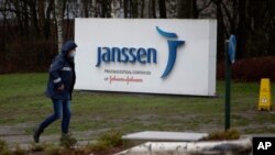 محوطه خارج از شرکت داروسازی «جنسن» وابسته به شرکت «جانسون اند جانسون» - ژل، بلژیک 