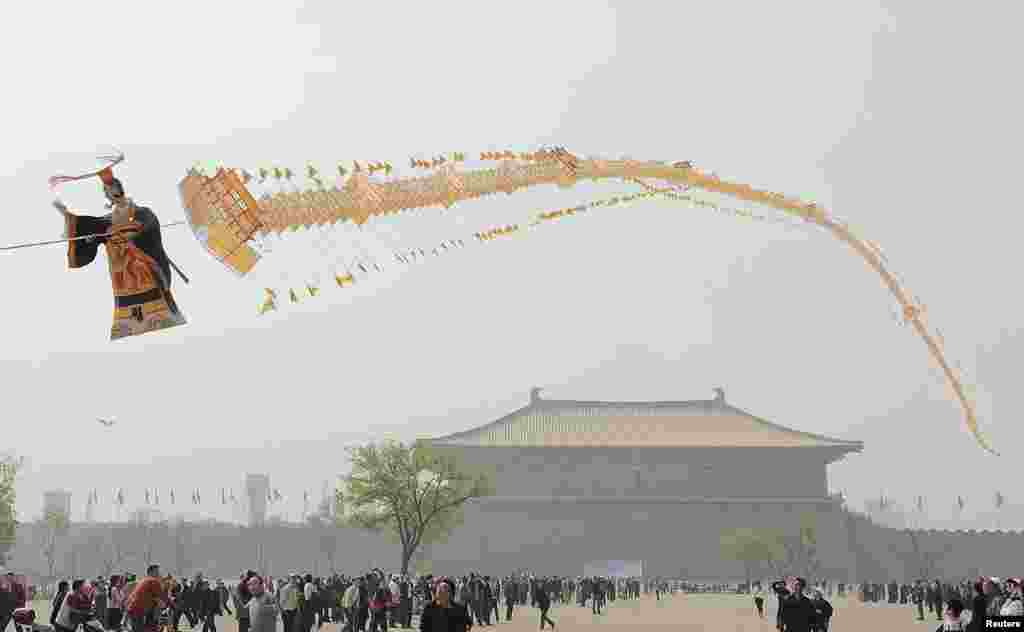Sebuah layang-layang sepanjang 138-meter yang menggambarkan Tembok Besar dan Kaisar pertama China, Qin Shihuan. Shinsuan adalah kaisar yang memberi perintah untuk membangun Tembok Besar China. Layang-layang ini terbang di atas taman nasional Istana Daming di kota Xi&#39; an, provinsi Shaanxi. 