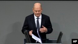 2024 年 12 月 16 日，德国柏林，德国总理奥拉夫·朔尔茨在面临不信任投票之前在德国议会全体会议上发表讲话。