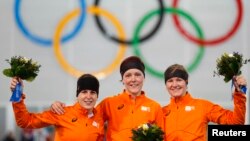16일 러시아 소치 동계올림픽 여자 스피드스케이팅 1500m 경기에서 금, 은, 동메달을 휩쓴 네덜란드의 요린 테르 모르스(가운데), 아이린 우스트(왼쪽), 로테 반 비크 선수가 기쁨을 나누고 있다.