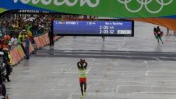 አትሌት ፈይሳን ለመርዳት ሦስት ሰዎች ሪዮ ገብተዋል ፤ 102 ሺሕ ዶላር ተሰብስቦለታል