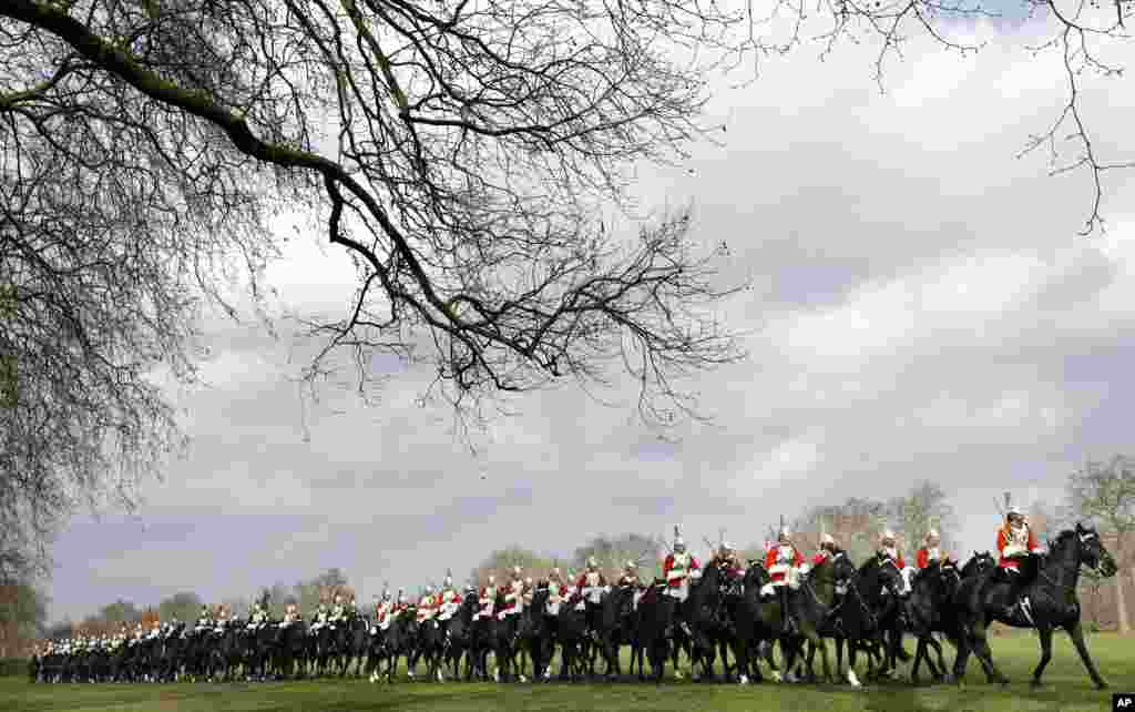 Parade pasukan kafaleri kerajaan Inggris di &#39;Hyde Park&#39;, London.