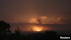 2023年10月27日，从以色列南部的斯德洛特看到加沙地带的爆炸景象。（路透社）