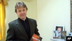  Alexander Litvinenko, seorang mantan mata-mata Rusia yang meninggal dunia setelah meminum bahan radioaktif polonium-210 dalam tehnya di sebuah hotel di London pada 2006. 
