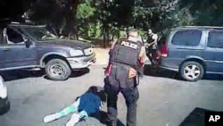 夏洛特警察局9月24日公布9月20日基思.斯科特被警方射中后倒在地上的视频截屏