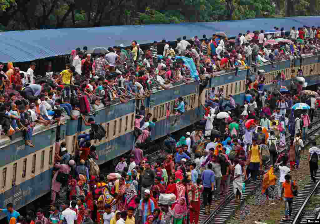 Warga Bangladesh memenuhi kereta hingga ke atapnya, untuk mudik ke kampung halaman pada akhir bulan Ramadan, di stasiun di ibukota Dhaka.