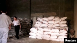 资料照：通过联合国世界粮食援助项目运到朝鲜平壤西北部一个仓库里的粮食。
