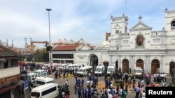 爆炸发生后，斯里兰卡军官守护在圣安东尼神社前（2019年4月21日）